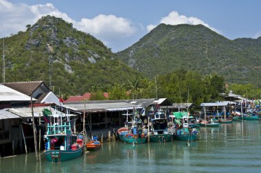 Khao Sam ROI Yot