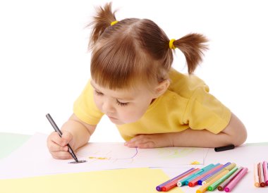 şirin çocuk Keçeli Kalemler ile çizer.