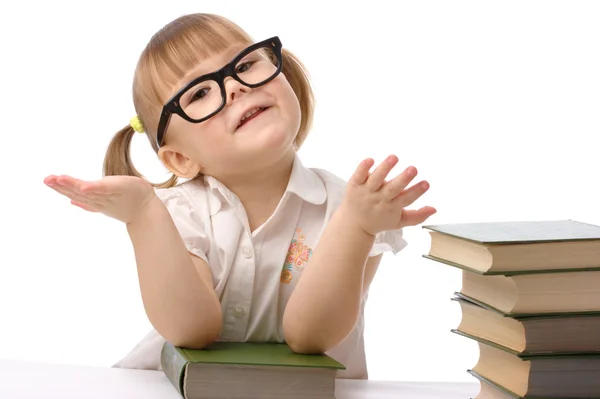 Милая маленькая девочка с книгой, вернулась в школу — стоковое фото
