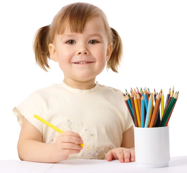Şirin çocuk renkli kalemler ile çizer. — Stok fotoğraf