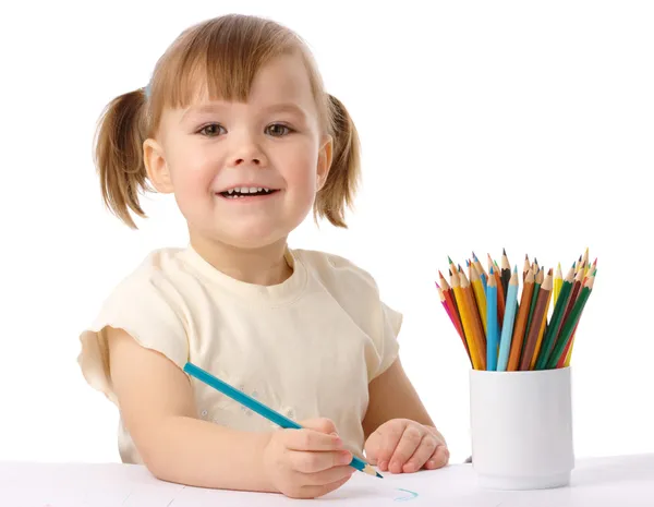 Şirin çocuk renkli kalemler ile çizer. — Stok fotoğraf
