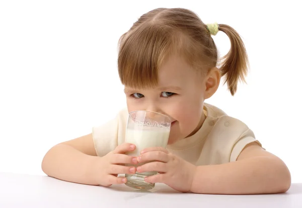 女の子はミルクを飲む — ストック写真