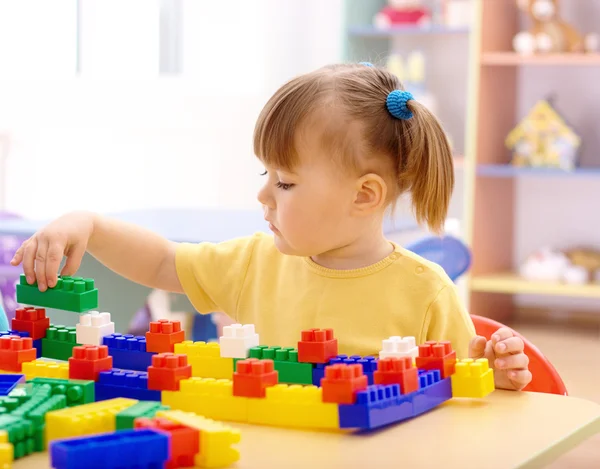 Kleines Mädchen spielt in der Vorschule mit Bausteinen — Stockfoto