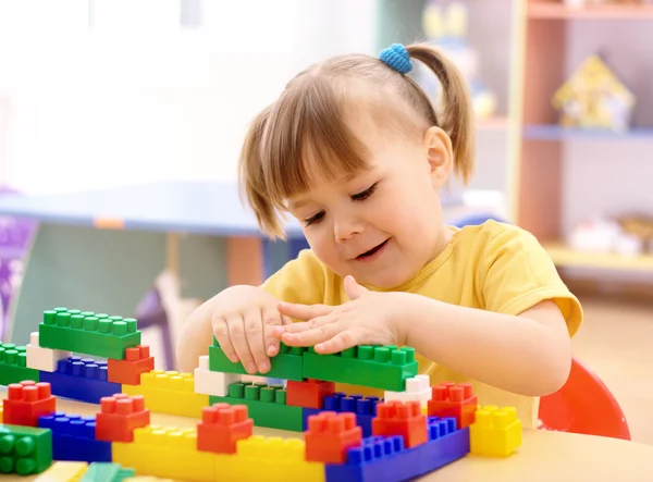 Девочка играет со строительством кирпичей в детском саду — стоковое фото