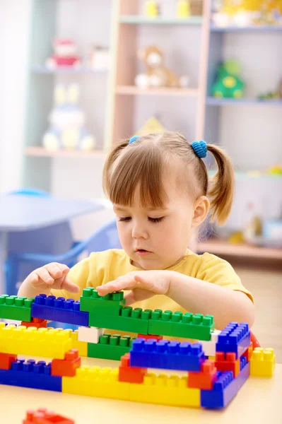Niña jugando con ladrillos de construcción en preescolar — Foto de Stock