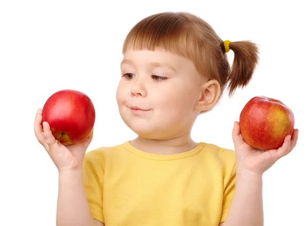 Lindo niño elegir entre dos manzanas — Foto de Stock