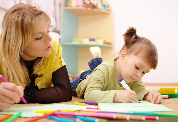 Insegnante con bambino in età prescolare — Foto Stock