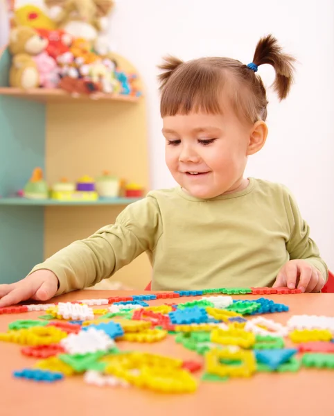 Девочка играет со строительством кирпичей в детском саду — стоковое фото
