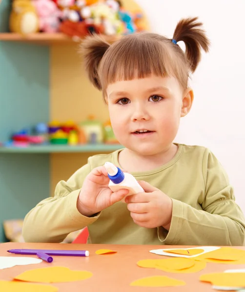 Маленька дівчинка займається мистецтвом і ремеслами в дошкільному — стокове фото