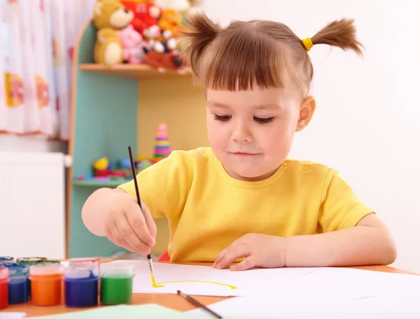 Παιχνίδι του παιδιού με χρώματα προσχολικής ηλικίας — Φωτογραφία Αρχείου