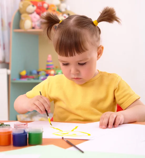 Kind tekent met verf in voorschoolse — Stockfoto
