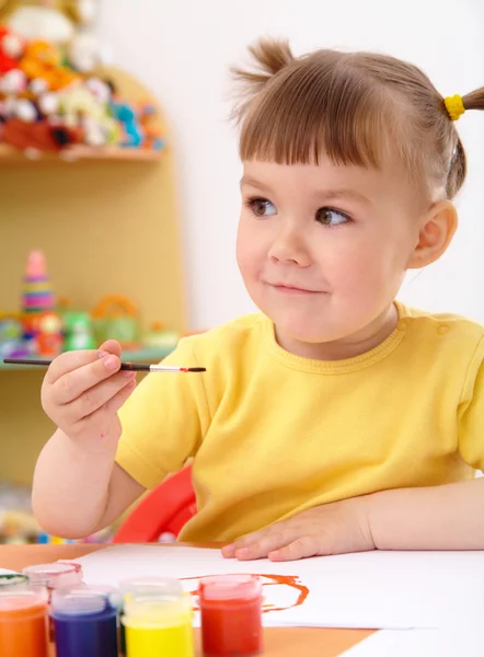 Ребенок рисует красками в детском саду — стоковое фото