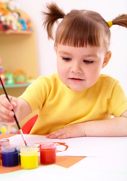 Дитяча гра з фарбами в дошкільному — стокове фото
