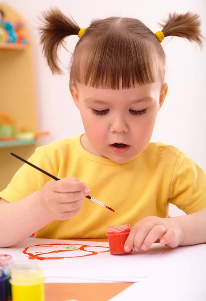 Çocuk okul öncesi yapılan boyalar ile çizer. — Stok fotoğraf