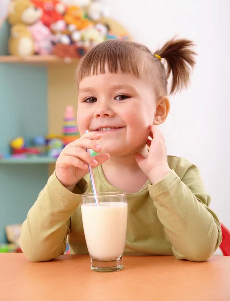 Glückliches kleines Mädchen trinkt Milch — Stockfoto