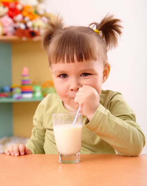 Menina feliz bebe leite — Fotografia de Stock