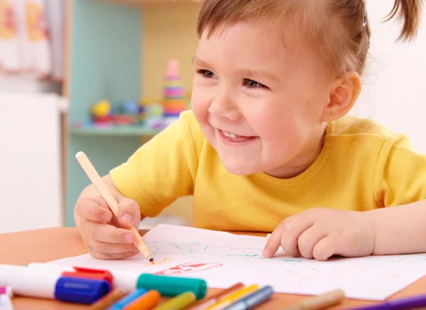 Маленька дівчинка малює з фетровою ручкою — стокове фото