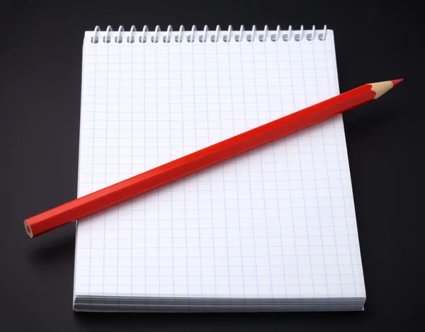 Puste notatnik i ołówek na czarny — Zdjęcie stockowe