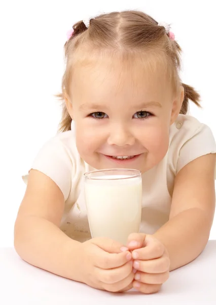 Kislány egy pohár tejjel. — Stock Fotó