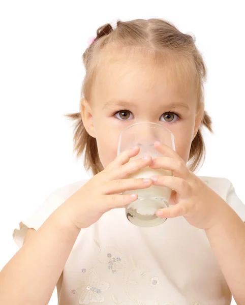 Holčička pije mléko — Stock fotografie