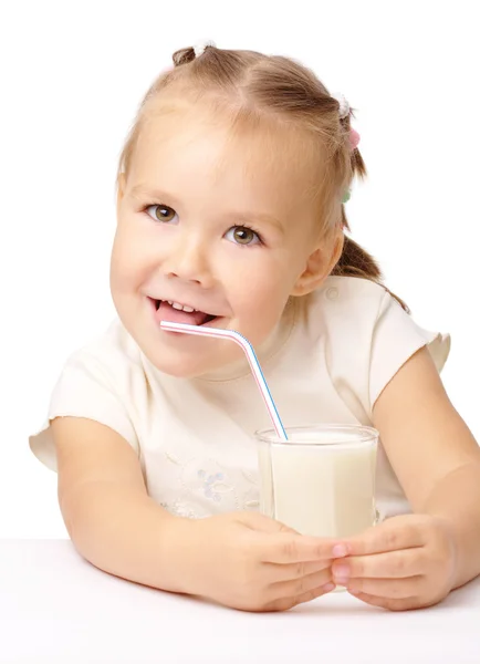 Маленькая девочка пьет молоко из соломы. — стоковое фото