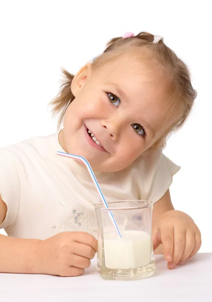 Küçük kız içecekler içme içmek saman kullanarak süt — Stok fotoğraf