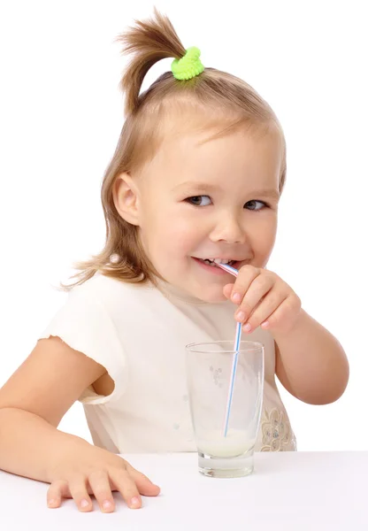 Lilla flickan dricker mjölk med hjälp av dricka sugrör — Stockfoto