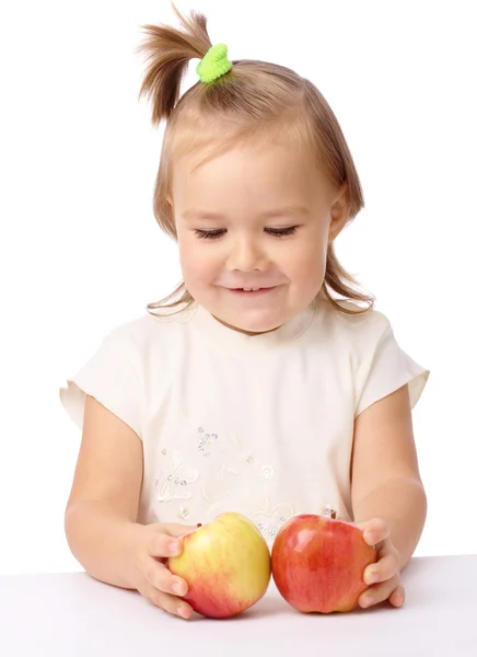 Criança bonito com duas maçãs vermelhas — Fotografia de Stock