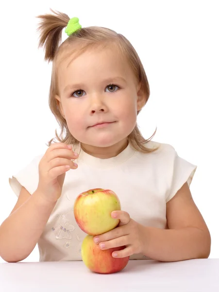 Симпатичный ребенок с двумя яблоками — стоковое фото
