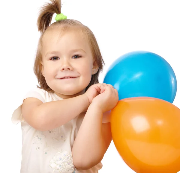 Söt liten flicka med två färgade ballonger — Stockfoto