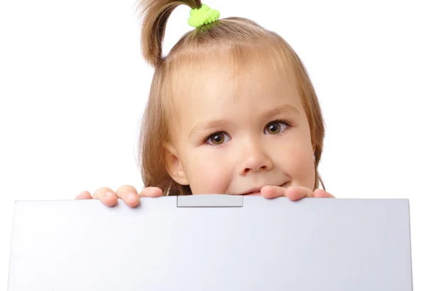 Cute dziewczynka patrzy z jej laptopa — Zdjęcie stockowe