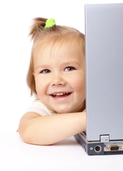 Χαριτωμένο μικρό κορίτσι ψάχνει από το laptop — Φωτογραφία Αρχείου