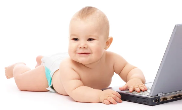 Pequeno bebê com laptop — Fotografia de Stock