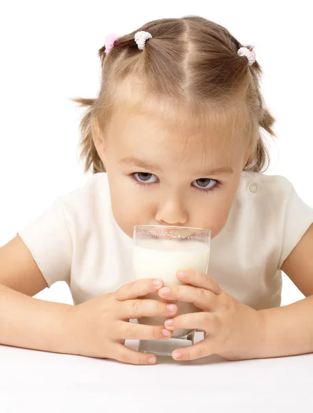 Маленькая девочка пьет молоко — стоковое фото