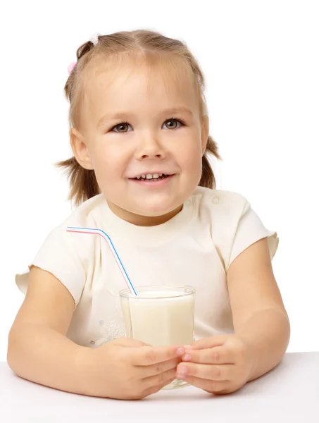 小女孩喝牛奶使用吸管 — 图库照片