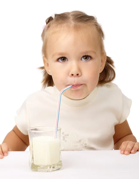 Klein meisje drinkt melk met behulp van drinken stro — Stockfoto