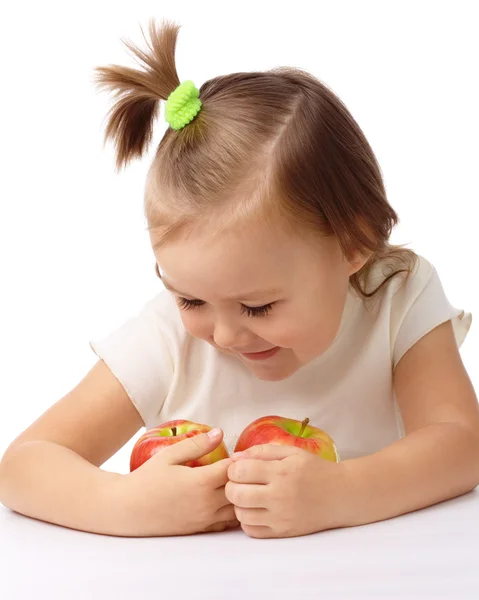 Mignon enfant avec deux pommes rouges — Photo