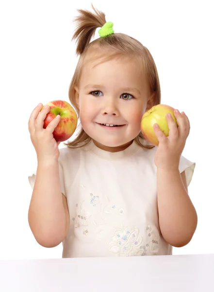 Criança bonito com duas maçãs vermelhas — Fotografia de Stock