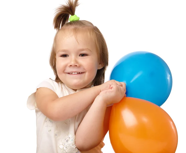 Schattig klein meisje met twee gekleurde ballonnen — Stockfoto