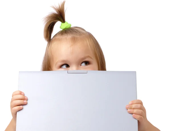 Sevimli küçük kız onu laptop arıyor — Stok fotoğraf