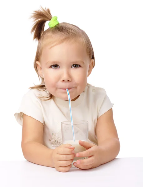 Petite fille boit du lait en utilisant de la paille — Photo