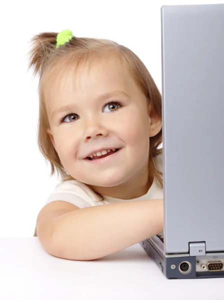 Söt liten flicka tittar från sin laptop — Stockfoto