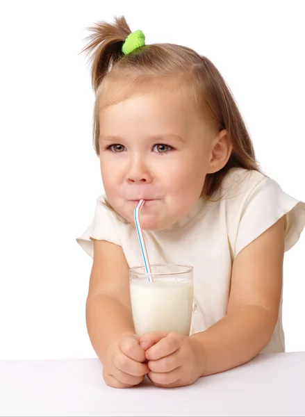 Küçük kız içecekler içme içmek saman kullanarak süt — Stok fotoğraf