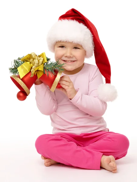 Κοριτσάκι κρατά κόκκινο Χριστούγεννα καμπάνες — Φωτογραφία Αρχείου