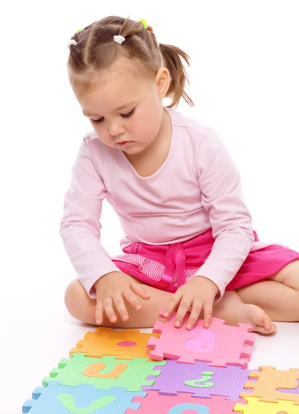 Kleines Mädchen mit Alphabet — Stockfoto