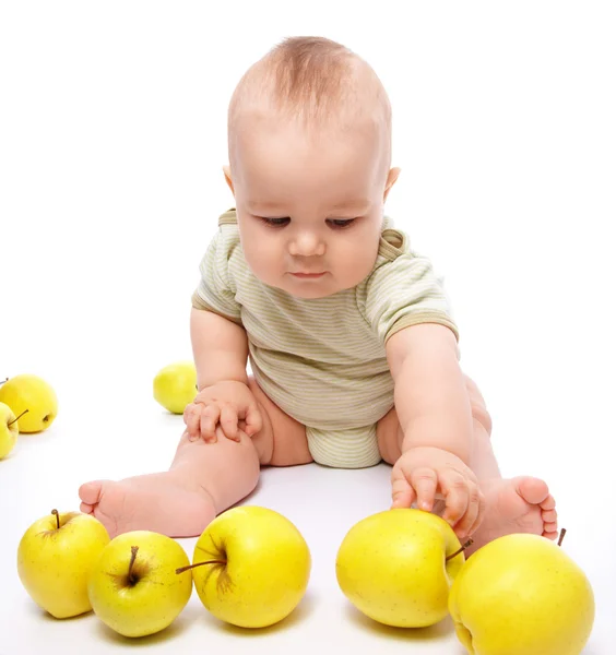 Pequeño niño jugar con manzanas — Foto de Stock