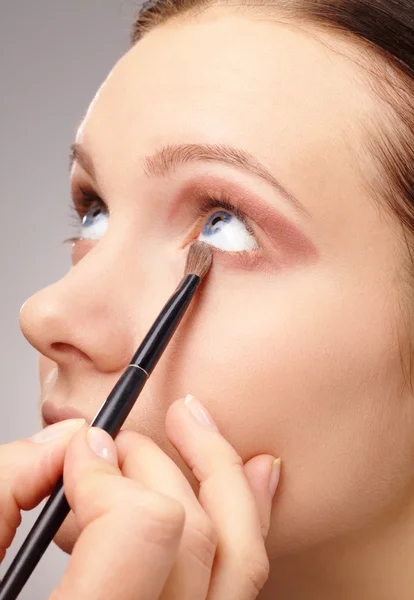 Applying eyeshadow for young girl — Stock Photo, Image