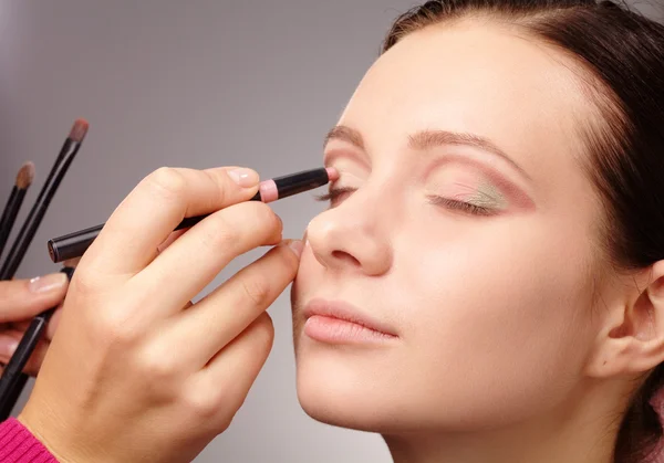 Použití oční stíny pro mladé dívky — Stock fotografie