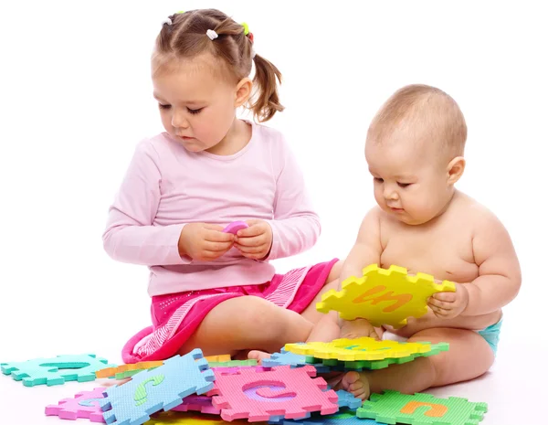 Liten pojke och flicka spelar med alfabetet — Stockfoto