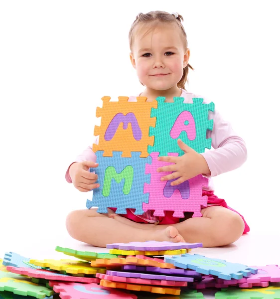 Маленькая девочка с алфавитом — стоковое фото